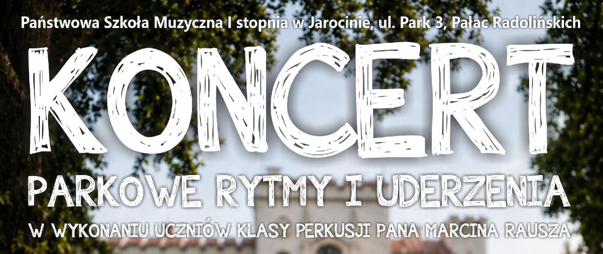 Plakat przedstawia osobę grającą na zestawie perkusyjnym na polanie przed Pałacem Radolińskich w Jarocinie.
