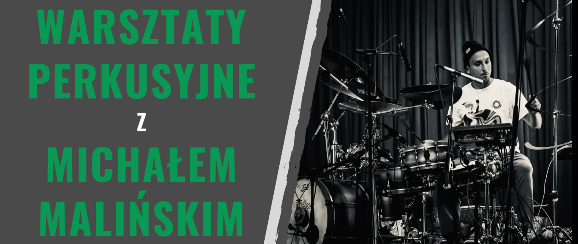 z prawej strony znajduje się czarno-białe zdjęcie muzyka grającego na rozbudowanym zestawie perkusyjnym w studiu, z lewej strony na szarym tle zamieszczono zielono-biały napis: " WARSZTATY PERKUSYJNE Z MICHAŁEM MALIŃSKIM", przez środek baneru przebiega ukośnie biały piasek