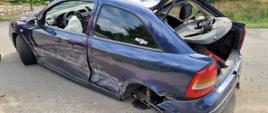 Widać uszkodzony lewy bok i tył pojazdu, przy samochodzie brak tylnego koła