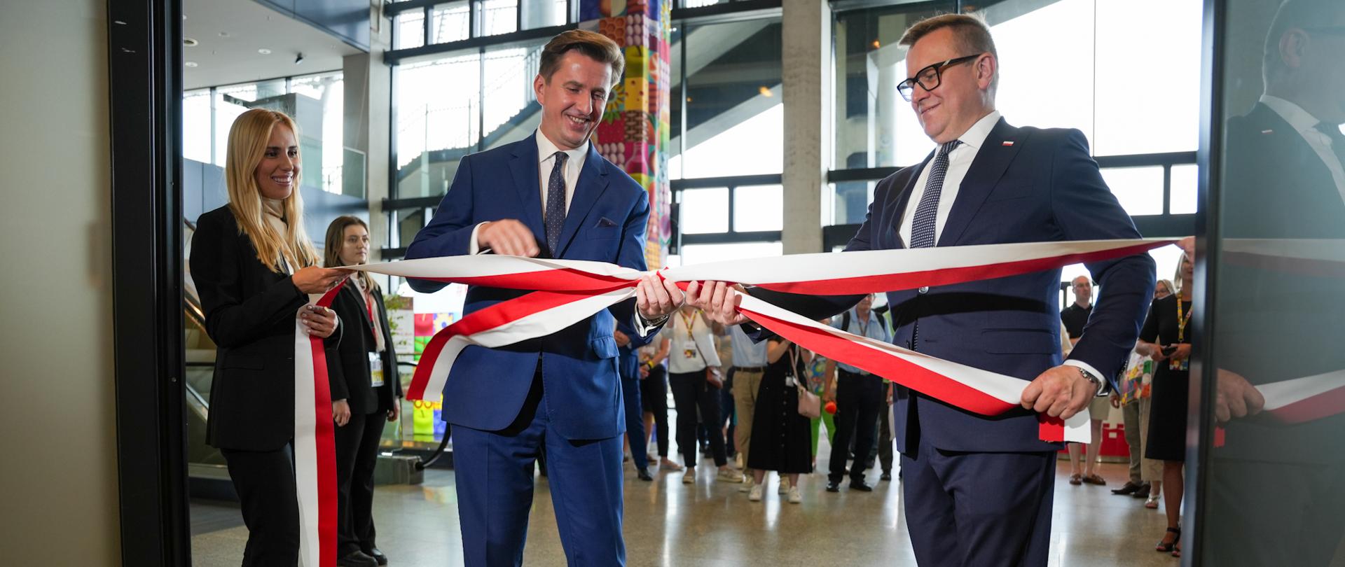 Sekretarz stanu Rafał Romanowski oraz zastępca dyrektora Krajowego Ośrodka Wsparcia Rolnictwa Marcin Wroński otwarcia I Festiwalu Polskiej Żywności Wysokiej Jakości #KupujŚwiadomie (fot. MRiRW)