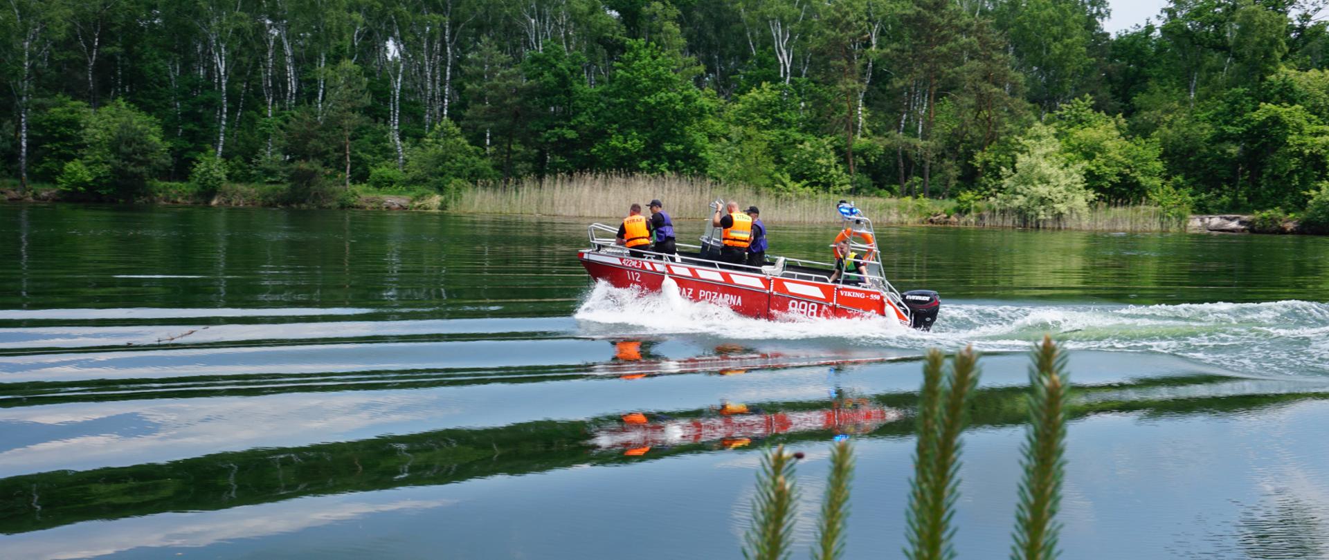 Łódź na zbiorniku wodnym