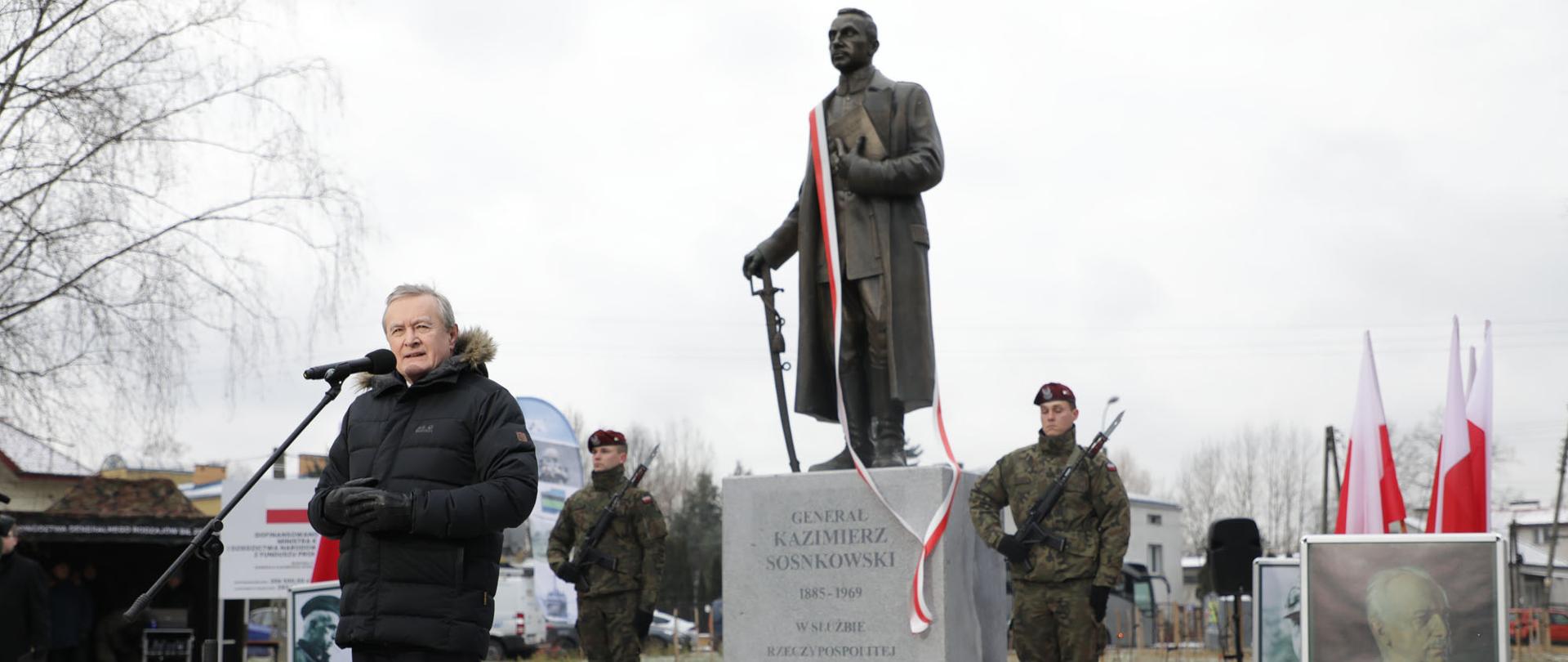 Wicepremier Piotr Gliński odsłonił pomnik gen. Kazimierza Sosnkowskiego w Sulejówku, fot. Danuta Matloch