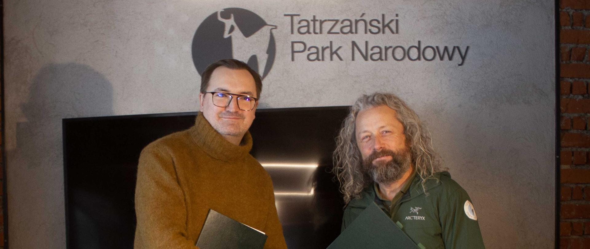 Sławomir Mazurek, wiceprezes NFOŚiGW i Szymon Ziobrowski, dyrektor Tatrzańskiego Parku Narodowego podpisują umowę o dofinansowanie.