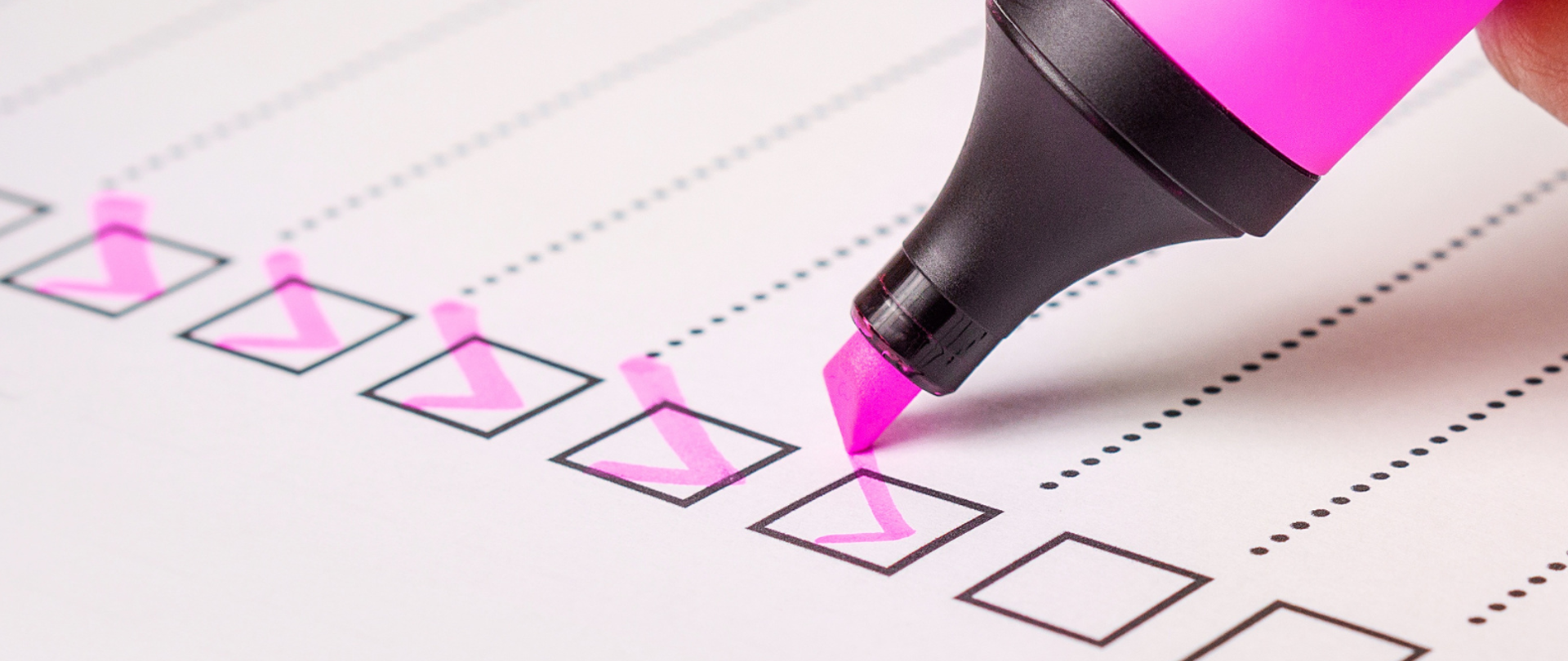 Grafika przedstawia listę z okienkami do wstawiania potwierdzeń, biała kartka oraz różowy mazak