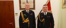 Zdjęcie przedstawia strażaków stojących w gabinecie Wielkopolskiego Komendanta Wojewódzkiego PSP podczas wręczenia decyzji o powołaniu na stanowisko Zastępcy Komendanta Miejskiego PSP w Koninie