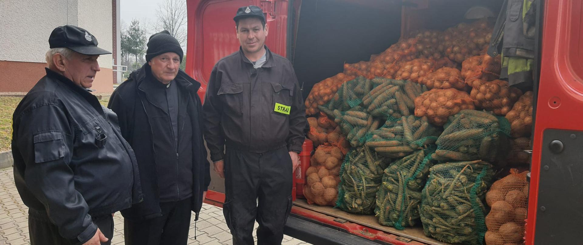 Na zdjęciu strażacy OSP Falniów wraz z kapelanem