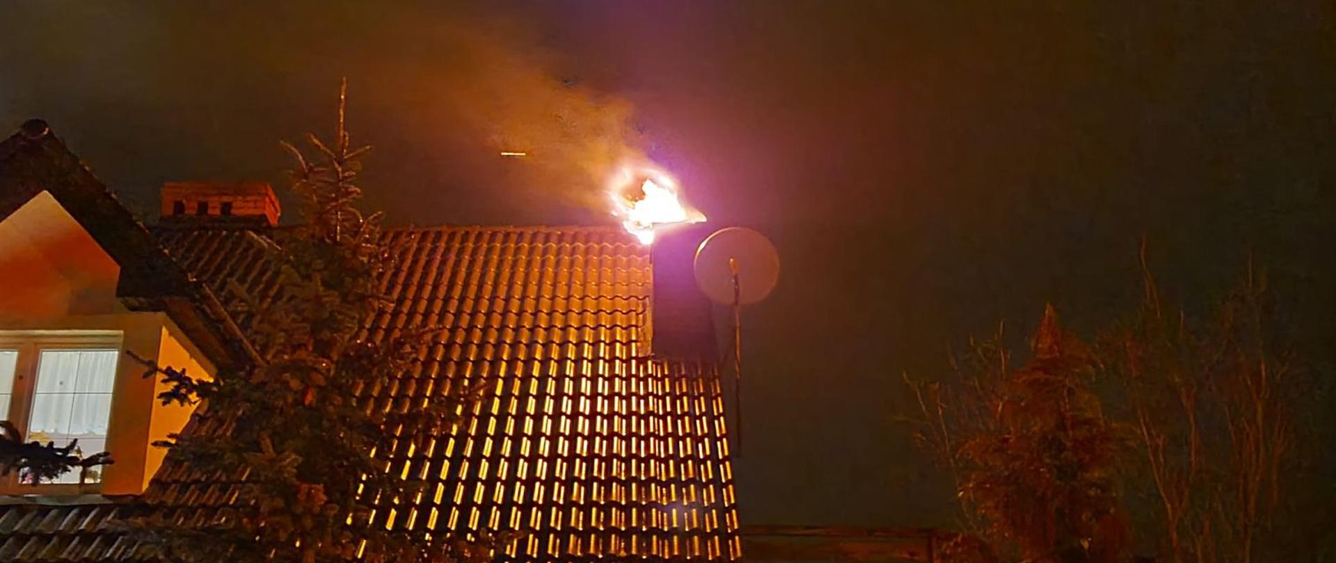 Zdjęcie przedstawia palący się komin