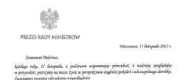 Prezes Rady Ministrów
Warszawa, 11 listopada 2021 r.
Szanowni Państwo,
każdego roku, 11 listopada, z podziwem wspominając przeszłość, z nadzieją spoglądając
w przyszłość, patrzymy na nasze życie w perspektywie ciągłości pokoleń i ich wspólnego dorobku.
Świętujemy rocznicę odzyskania niepodległości.
2 wdzięcznością wracamy myślą do tych, którzy nie bacząc na cenę, zachowali polską tożsamość,
kulturę i język, Wspominamy tych, Którzy wysiłkiem zbrojnym i pracą dyplomatyczną
doprowadzi do odrodzenia Rzeczypospolitej. Z podziwem myślimy o tych, Którzy stając wobec
niewyobrażalnych wydarzeń XX wieku — dwóch wojen światowych, dwóch totalitaryzmów,
podziału świata na dwa obozy oddzielone żelazną Kurtyną — dowiedli swego męstwa
i determinacji Ich nadzieja, gotowość do największych poświęceń woła walki i wiara
w zwycięstwo stanowią fundament naszej dzisiejszej tożsamości.
W dniu Narodowego Święta Niepodległości pamiętamy także o ludziach, którzy współtworzyli
instytucje odradzającego się państwa, w tym aparat administracyjny. To dzięki ich ofiarności,
zaangażowaniu i odpowiedzialności zawód urzędnika cieszył się tak, wielkim poważaniem
w okresie II Rzeczypospolitej. A praca w ustanowionej w 1922 roku państwowej służbie cywilnej
była powodem do dumy.
Służba cywilna, w Której Państwo dzisiaj pracują, pod wieloma względami różni się od tamtej
sprzed stu lat. Dziś mamy swobodny dostęp do nowoczesnych technologii, edukacji i możliwości
szkoleniowych. Jednak, podobnie jak sto lat temu, w codziennej, urzędniczej pracy wciąż
najistotniejszy pozostaje etos służby Polsce i jej obywatelom.
Szanowni Państwo, w dniu naszego radosnego święta — Narodowego Święta
Niepodległości — oraz zwyczajowo przypadającym wtedy Dniu Służby Cywilnej życzę nam
wszystkim, byśmy tak, dziś, jak i zawsze potrafi cenić dziedzictwo, Które otrzymaliśmy, cieszyć
się nim i je rozwijać. Życzę nam, byśmy głęboko zakorzenieni w naszej tradycji, śmiało odpowiadali
na wyzwania współczesności i mądrze korzystali z możliwości, które przed nami otwiera.
Z wyrazami szacunku i pozdrowieniami
Mateusz Morawiecki
