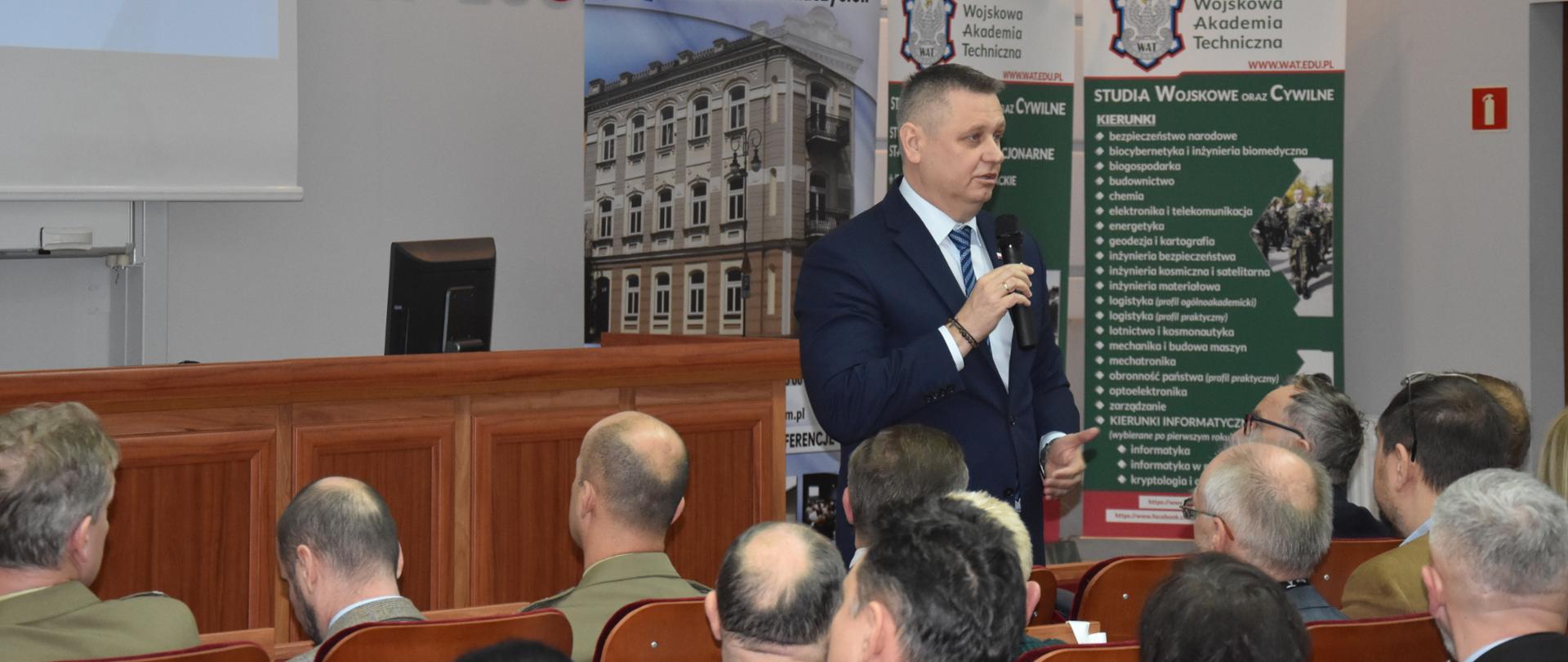 Wicewojewoda Mazowiecki Artur Standowicz przemawia podczas konferencji "Bezpieczeństwo przede wszystkim"