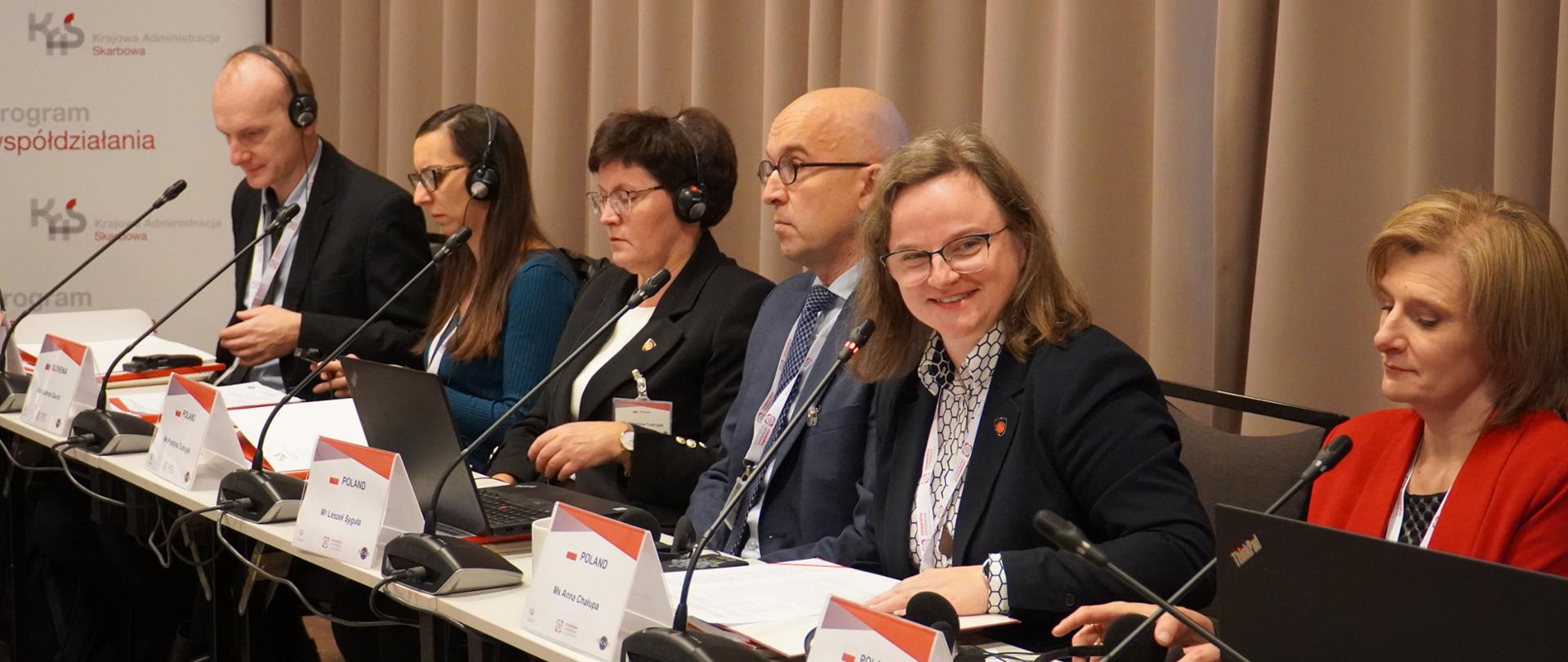 Minister Anna Chałupa z uczestnikami międzynarodowej konferencji FISCALIS we Wrocławiu