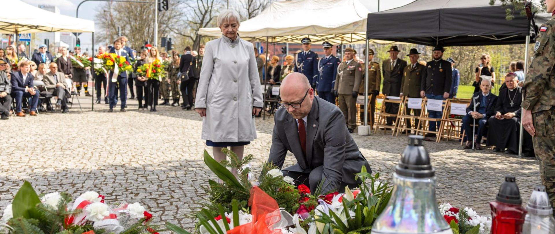 Kwiaty składają: wojewoda łódzki Dorota Ryl oraz dyrektor biura wojewody Tobiasz Puchalski 