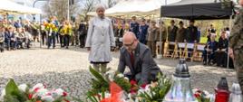 Kwiaty składają: wojewoda łódzki Dorota Ryl oraz dyrektor biura wojewody Tobiasz Puchalski 