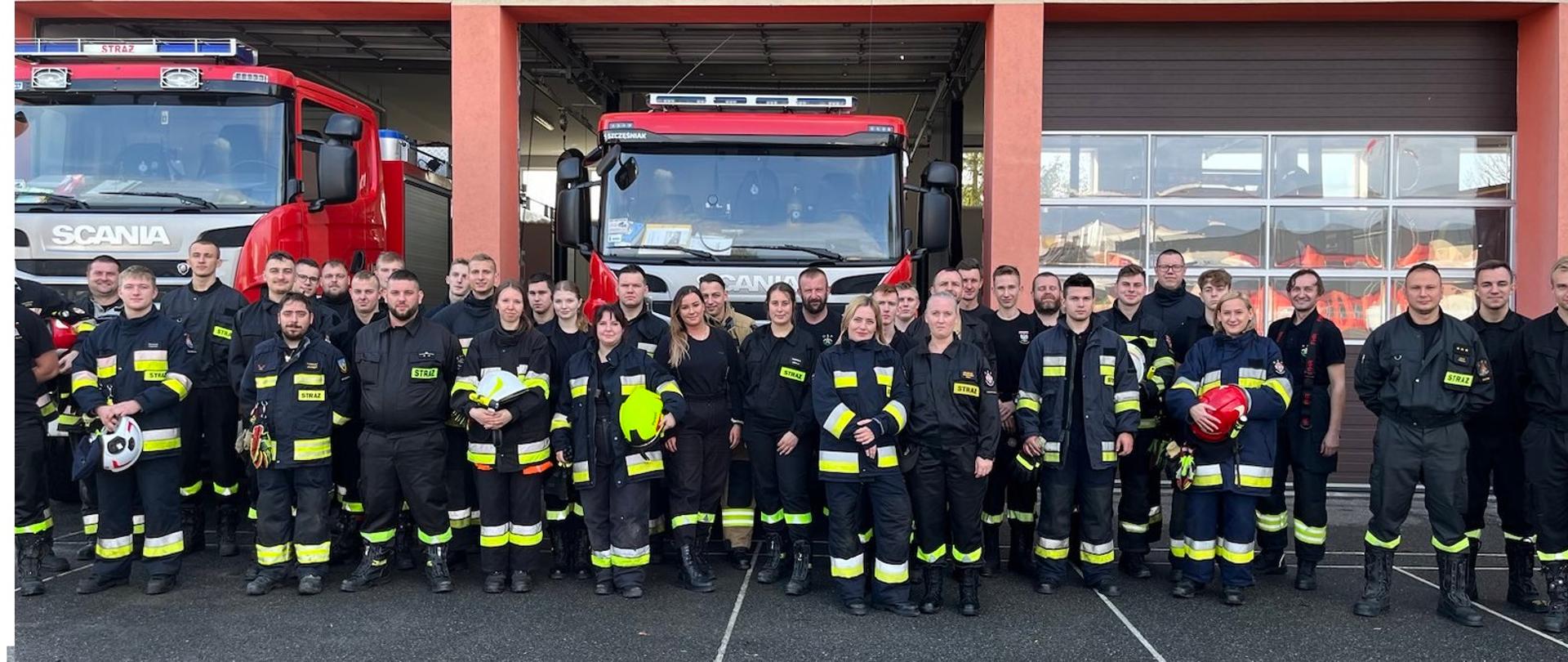 Na zdjęciu uczestnicy szkolenia podstawowego OSP, którzy w dniu 30.10.2022 zdali egzamin końcowy. 
