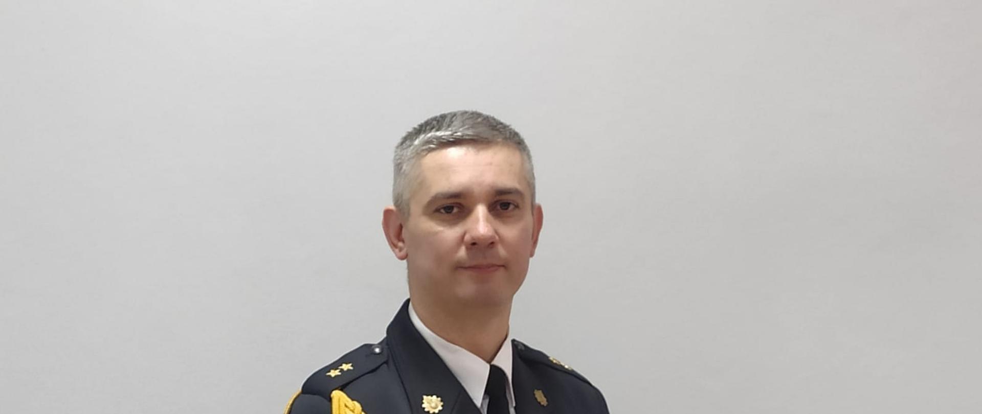 Zdjęcie przedstawia wizerunek Rzecznika Prasowego KP PSP w Łobzie ubranego w mundur wyjściowy