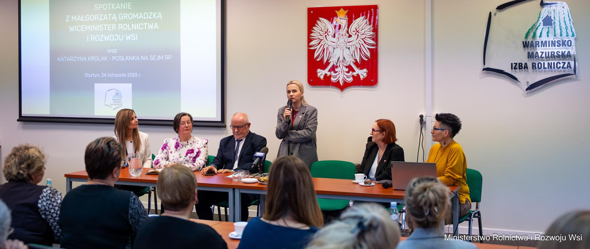 Wiceminister Gromadzka wita się z uczestniczkami spotkania (fot. MRiRW)