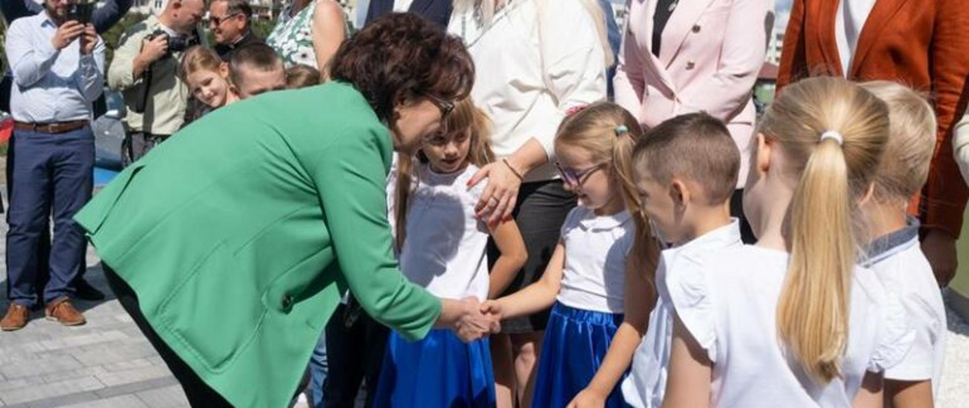 Marszałek Sejmu Elżbieta Witek w otoczeniu dzieci