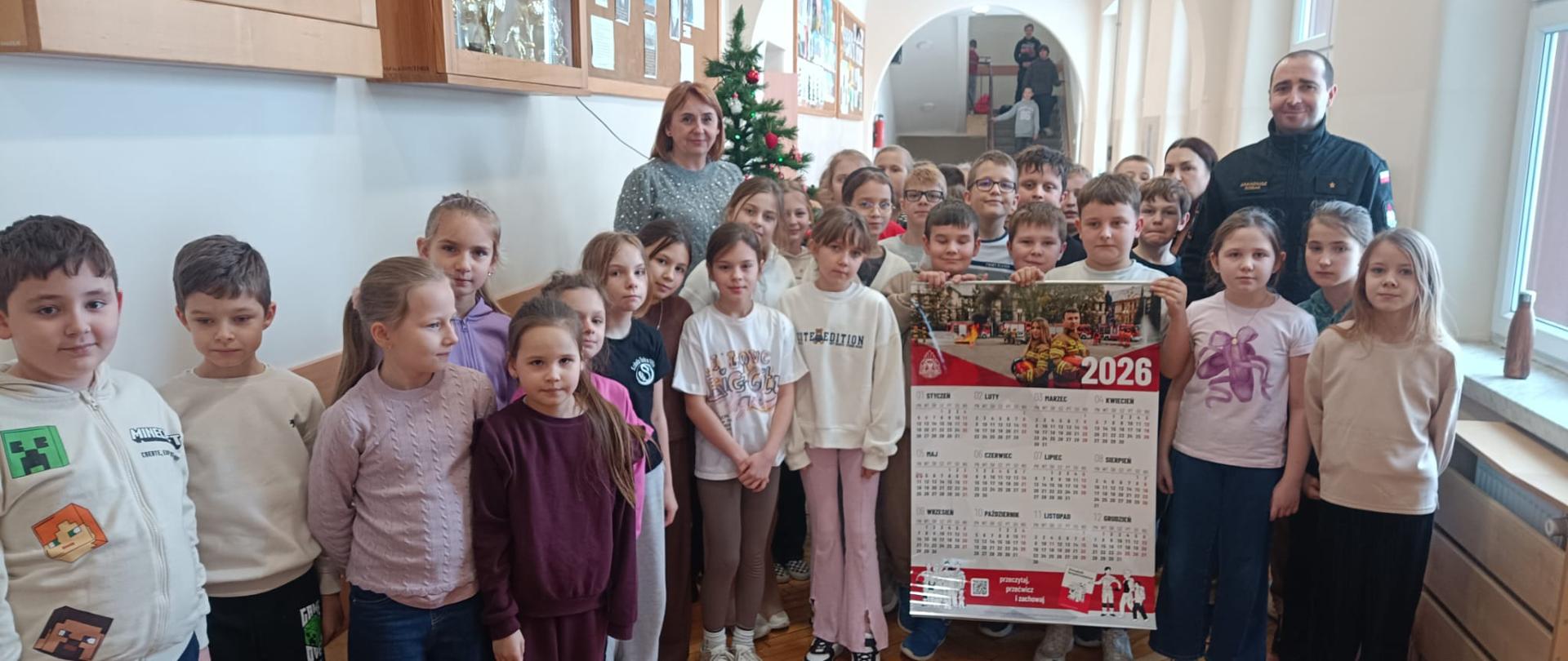 Strażacy odwiedzają szkoły na terenie powiatu kazimierskiego.