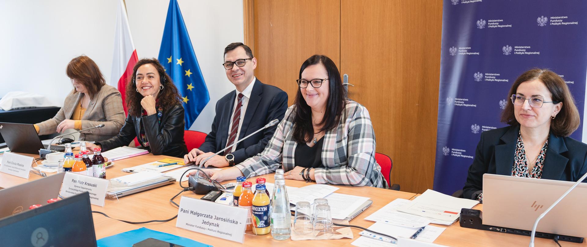 W sali konferencyjnej przy stole siedzi grupa osób. Druga od prawej wiceminister Małgorzata Jarosińska-Jedynak.