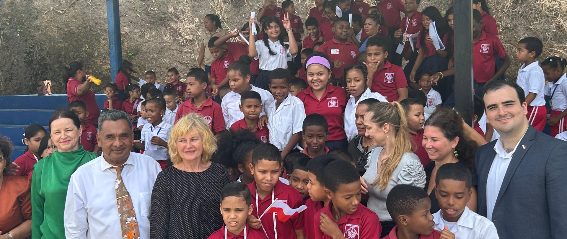 Donación_ala_Escuela_República_de_Polonia_2