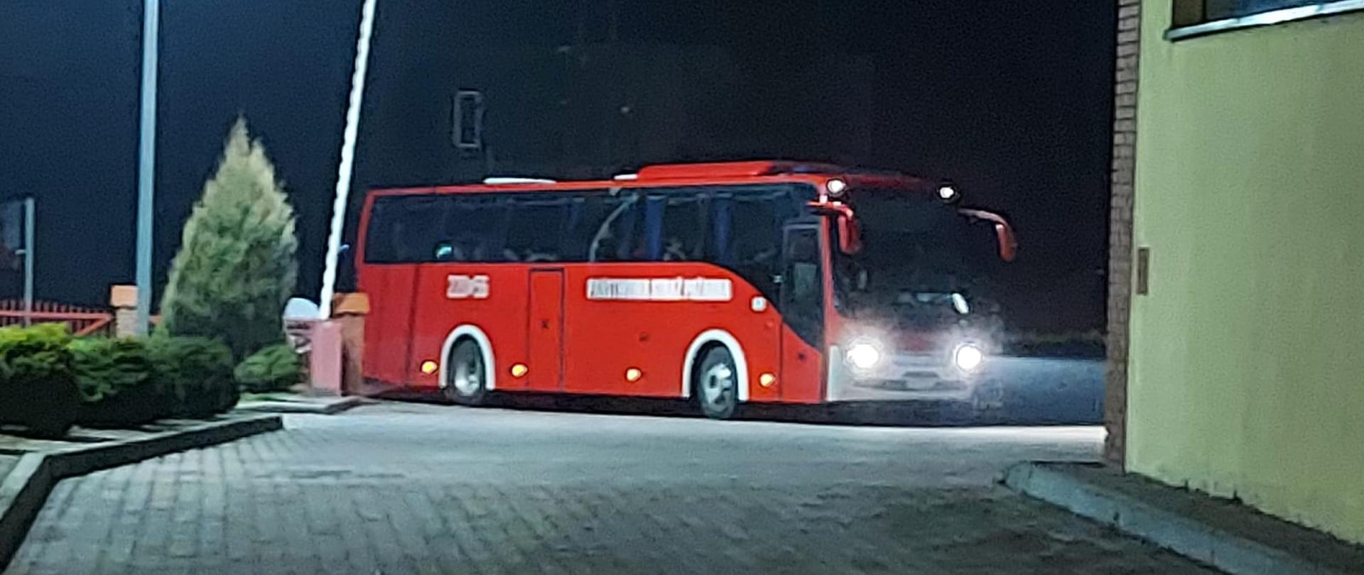 Zdjęcie przedstawia autobus PSP z uchodźcami