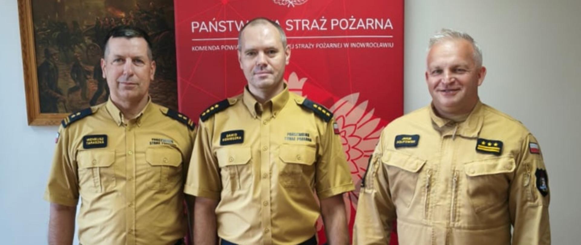 St. kpt. Dawid Konieczka wraz z Komendantem PSP w Inowrocławiu st. bryg. Jakubem Politowskim i Zastępcą Komendanta PSP w Inowrocławiu bryg. Ireneuszem Taraszką tuż po wręczeniu nagrody jubileuszowej z okazji 25 lecia służby i pracy