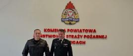 Na zdjęciu awansowany wraz z Komendantem Powiatowym na ściance KP PSP Gryfice