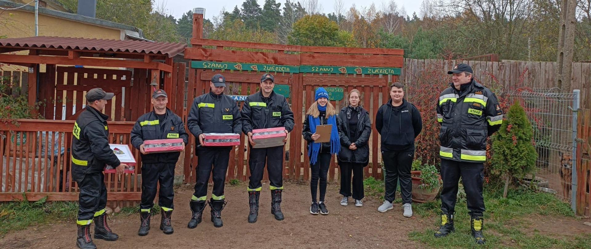 Strażacy KP PSP wsparli sokólskie Schronisko dla Zwierząt. 