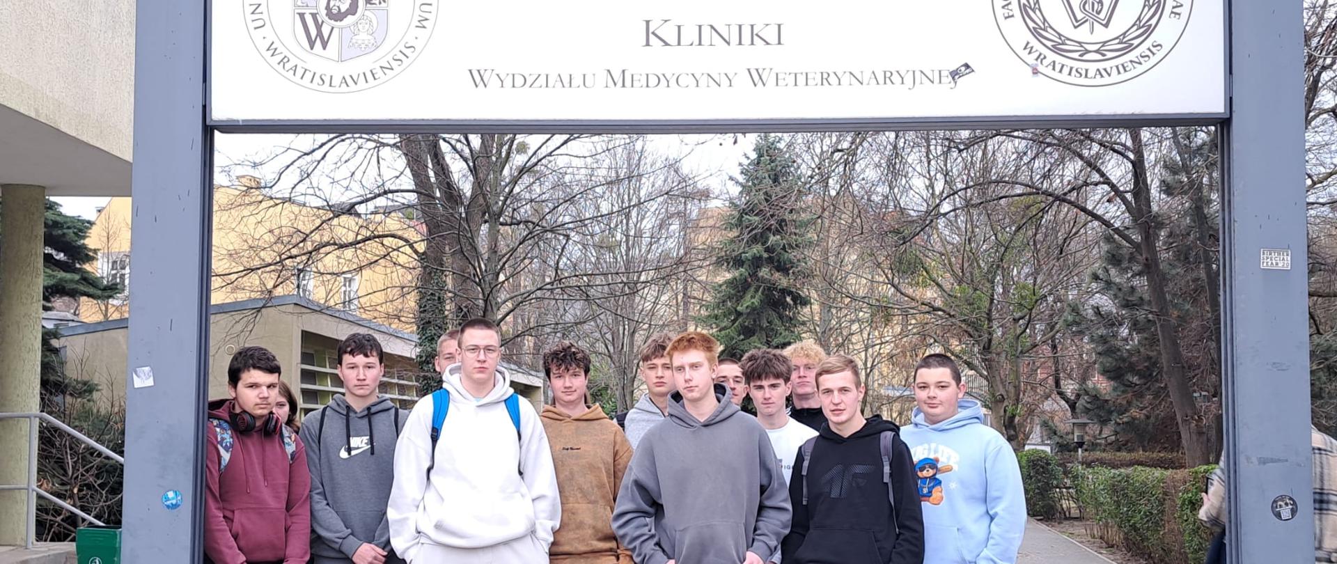 Uczniowie klasy II technikum w Mokrzeszowie na zajęciach w laboratorium Katedry Weterynarii we Wrocławiu