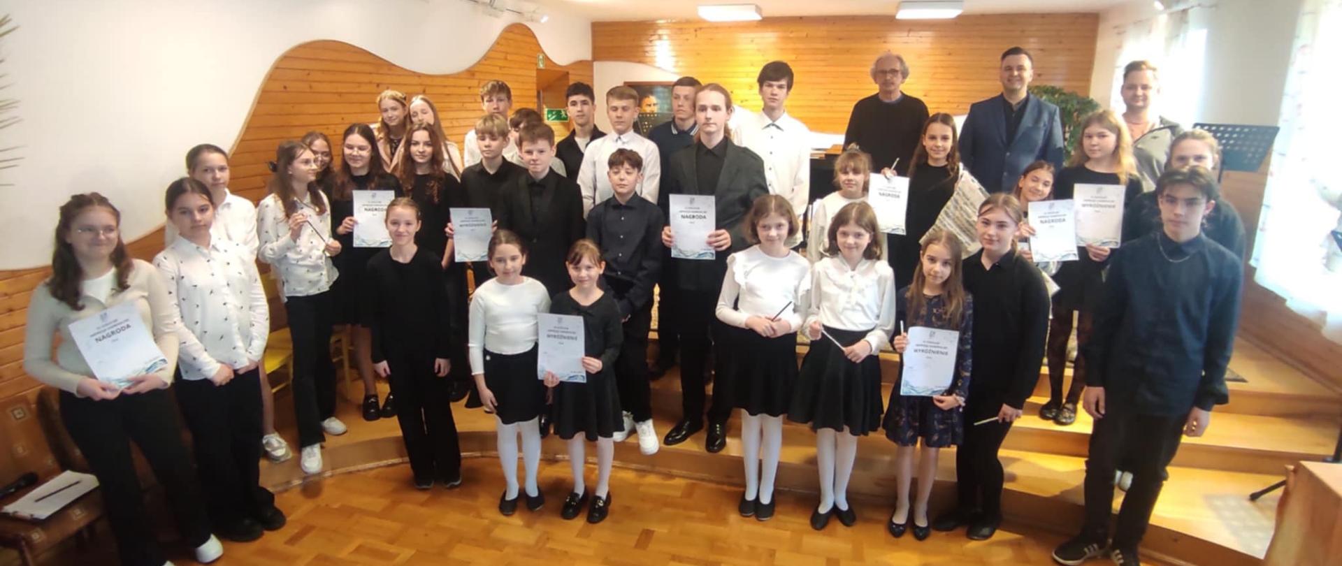 zdjęcie grupowe uczestników konkursu i jury