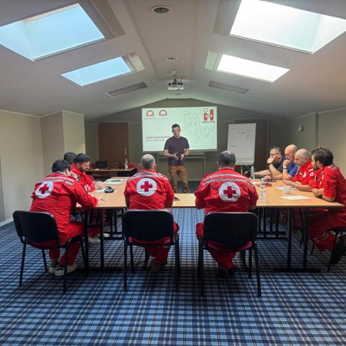 Ratownicy Libańskiego Czerwonego Krzyża oraz instruktorzy iHELP Institute podczas warsztatów dot. zarządzania operacyjnego grupą USAR