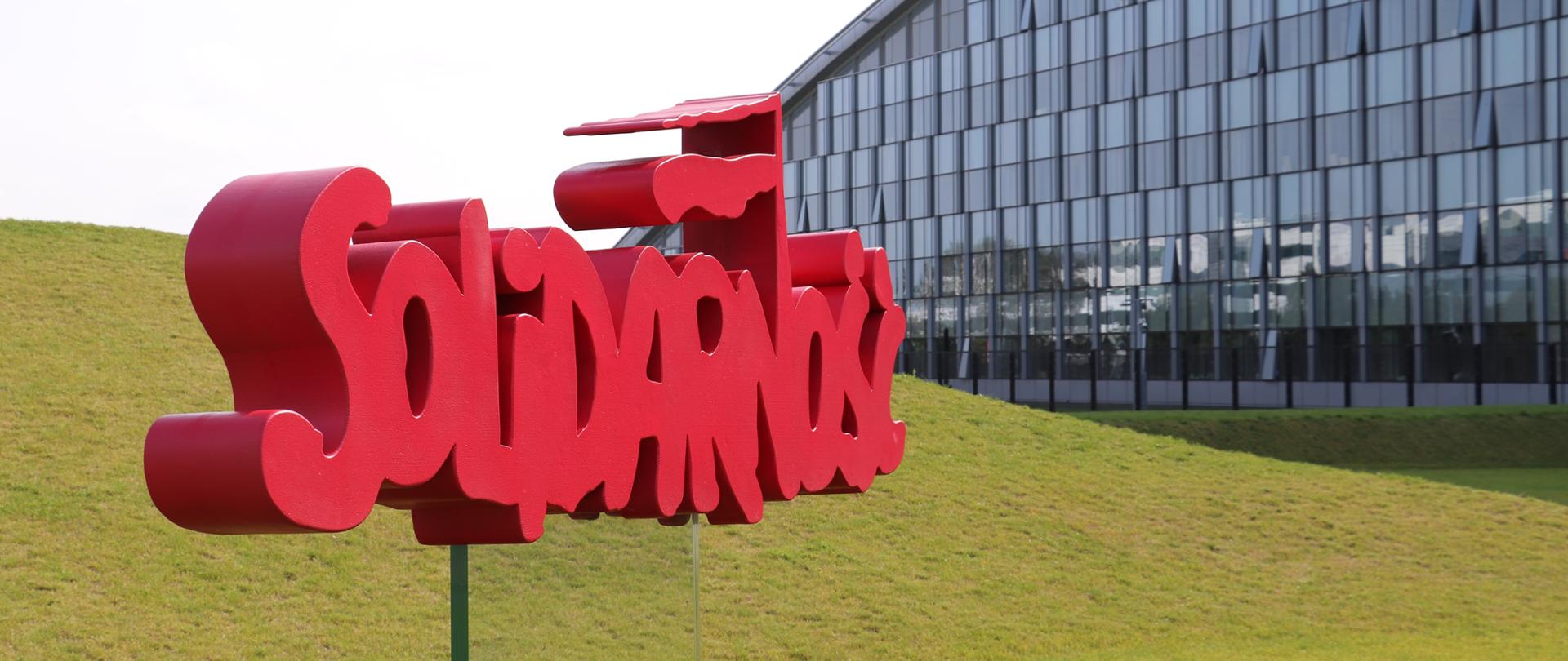 Logo Solidarności przy Kwaterze Głównej NATO w Brukseli 