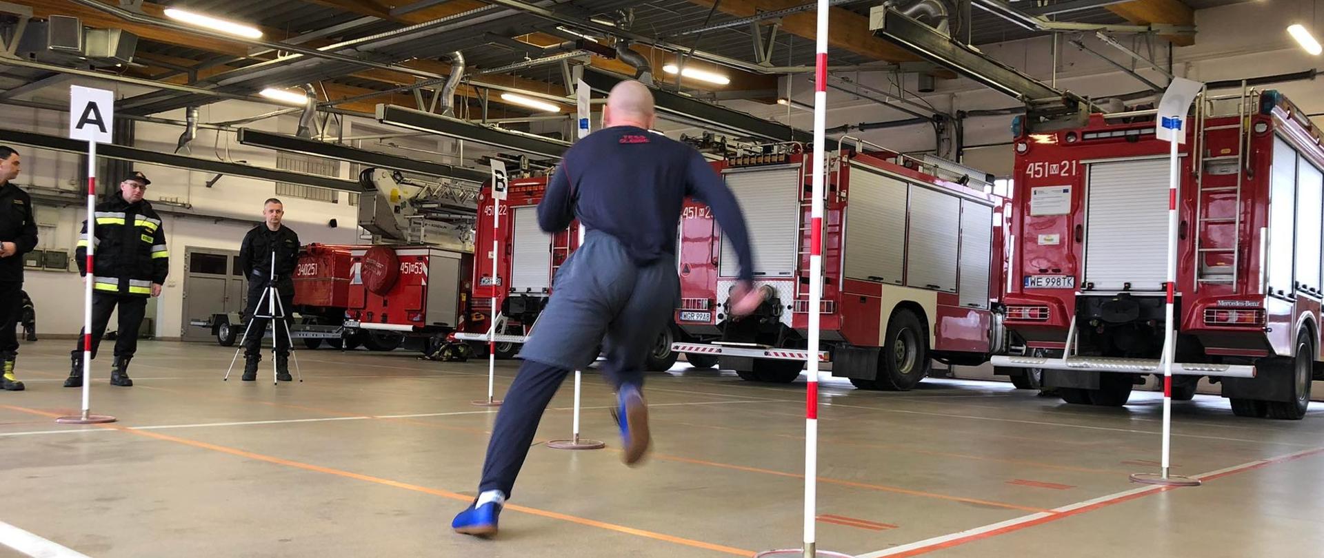 Na zdjęciu przedstawieni są kandydaci do służby w PSP podczas Testu Sprawności Fizycznej KP PSP Grójec 