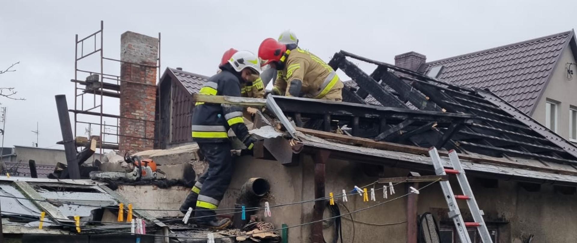 Strażacy na dachu obiektu.