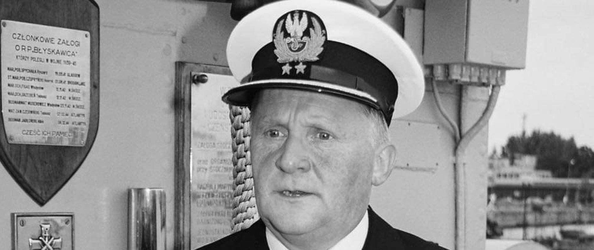 Nauczyciel szkoły w mundurze marynarki wojennej.