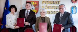 Uroczystość podpisania umowy w Starostwie Powiatowym w Łodzi - od lewej: wicestarosta łódzki wschodni - Ewa Gładysz, starosta łódzki wschodni - Mateusz Karwowski, wojewoda łódzki Dorota Ryl oraz przedstawiciel wykonawcy 