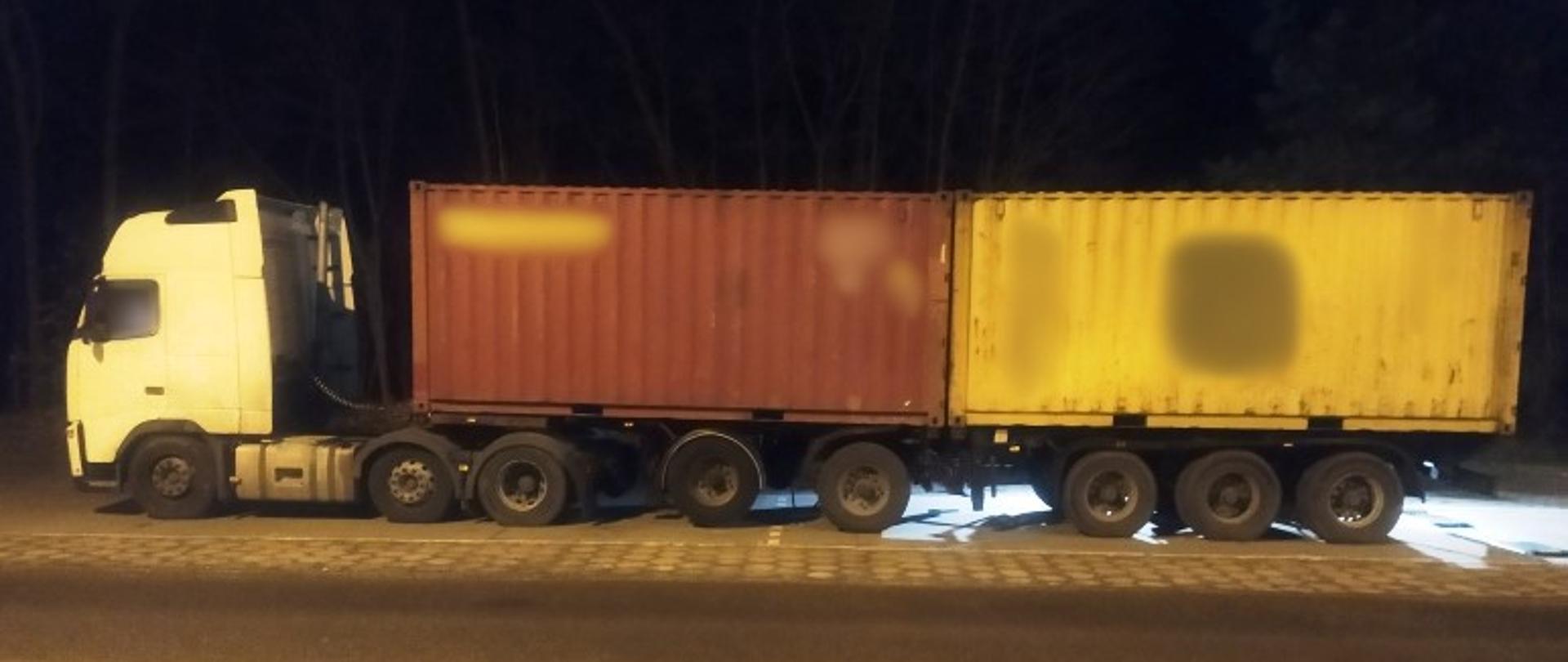 Od lewej: ciągnik siodłowy z połączonymi ze sobą na sztywno dwoma przyczepami kontenerowymi stoi w punkcie kontrolnym Inspekcji Transportu Drogowego.