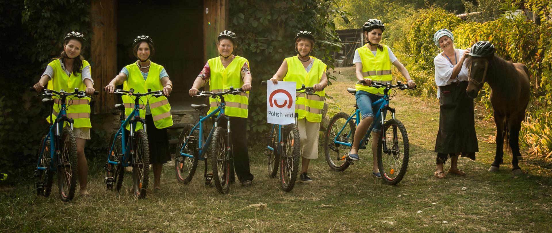 Grupa kobiet z rowerami