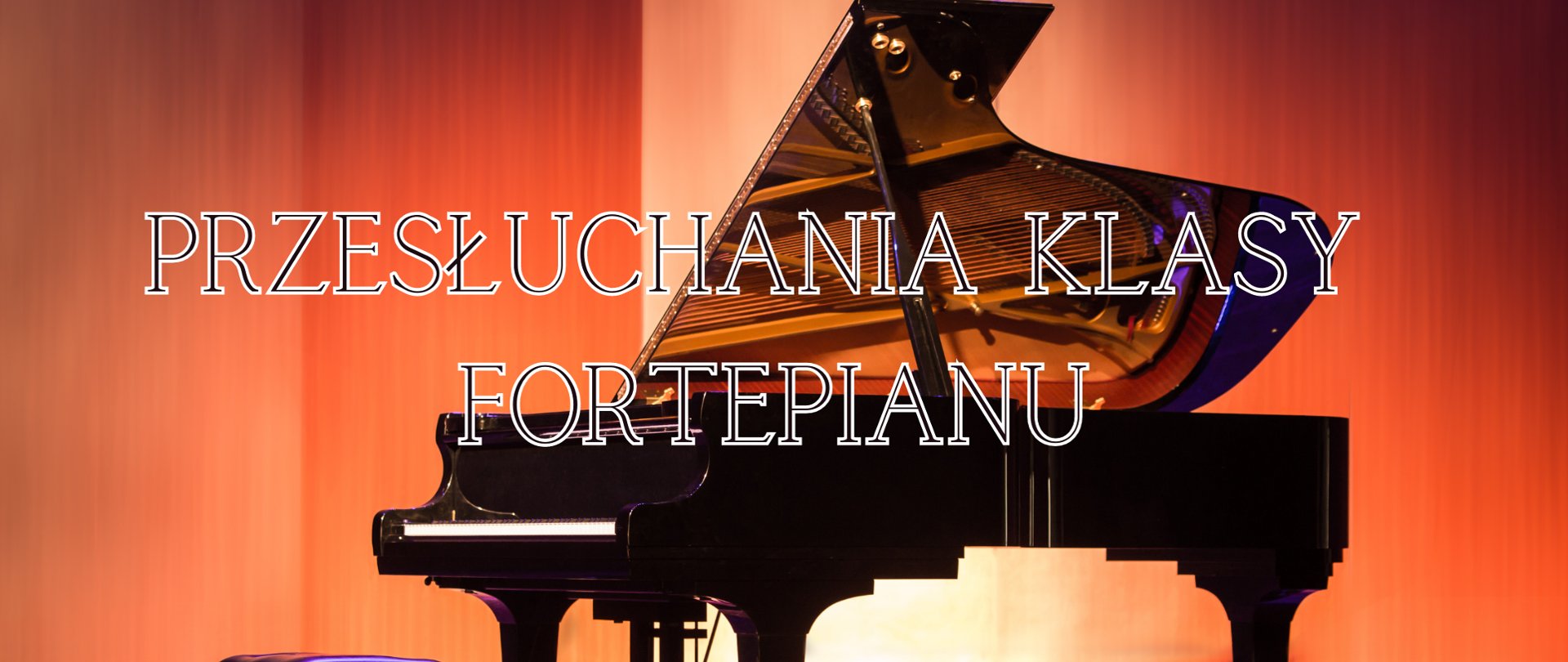 Plakat z pomarańczowo-różowym tłem. Na środku widać czarny fortepian i wpis Przesłuchania klasy fortepianu.