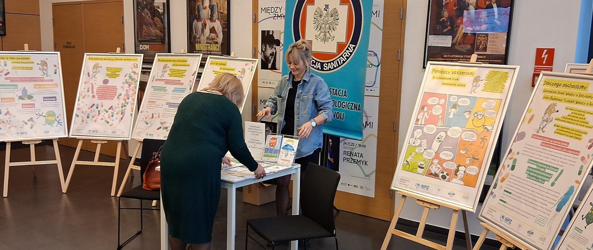 Punkt informacyjno-edukacyjny i wystawa dotycząca antbiotykooporności zorganizowana w MDK Ratusz przez PSSE w Zduńskiej woli