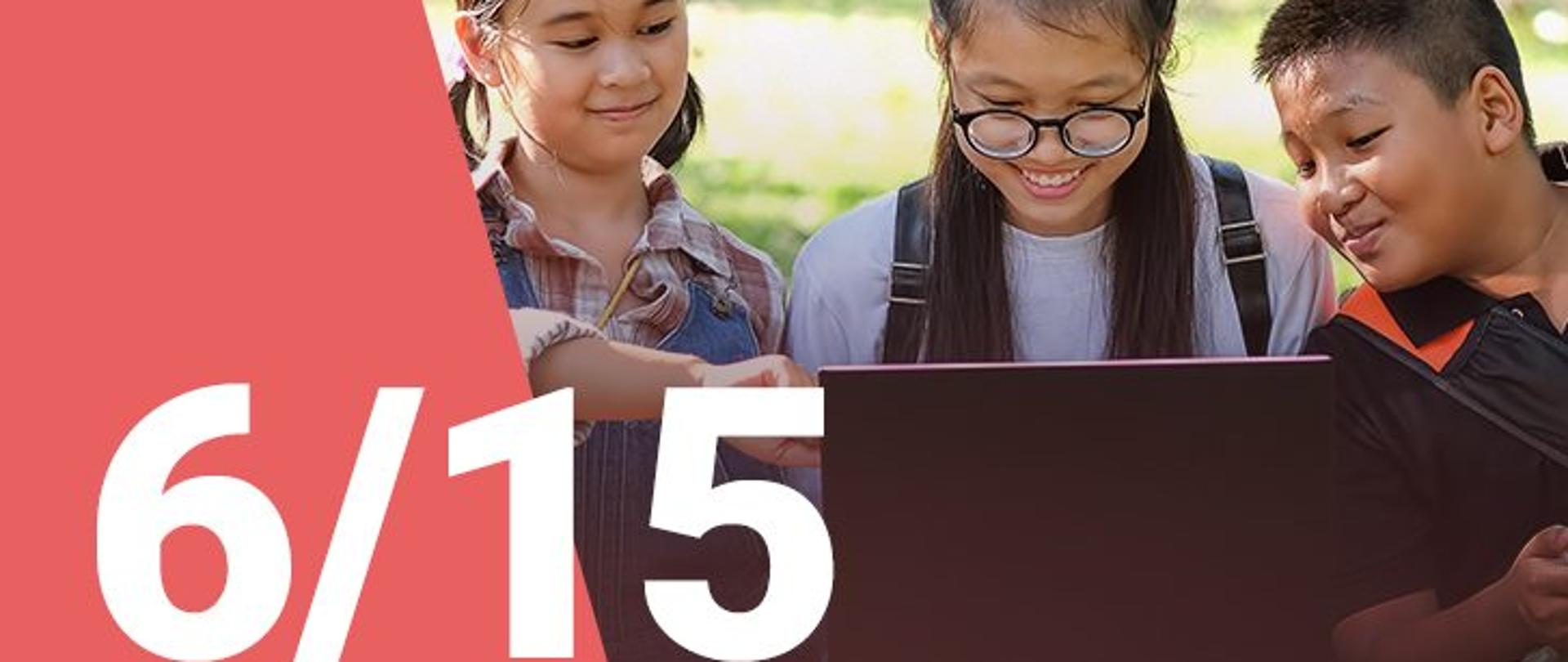 Na zdjęciu widzimy dwie dziewczynki oraz chłopca patrzących z uśmiechem na ekran laptopa. W dolnym lewym roku widoczna jest numeracja zdjęcia (6/15) 