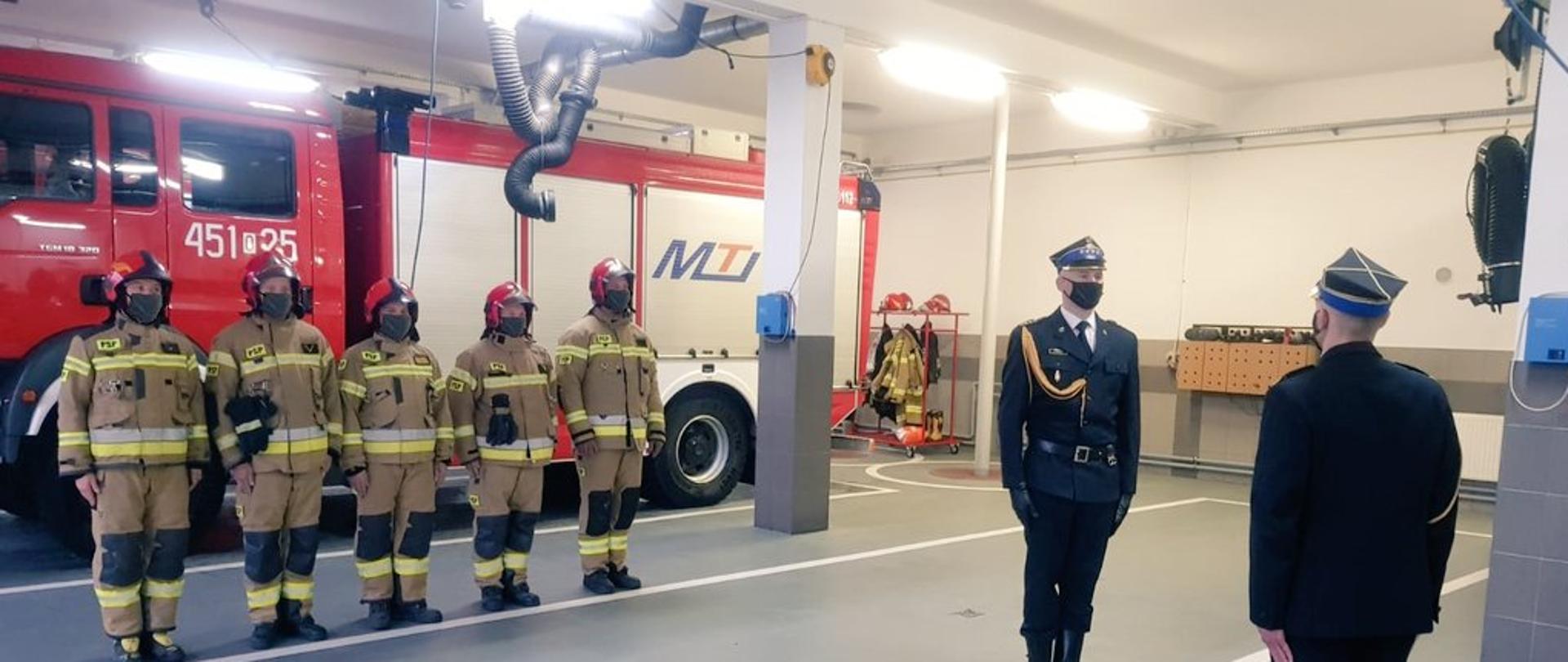 Uroczysta zbiórka z okazji dnia FLAGI PAŃSTWOWEJ. Strażacy podziału bojowego stojacy w szeregu. 