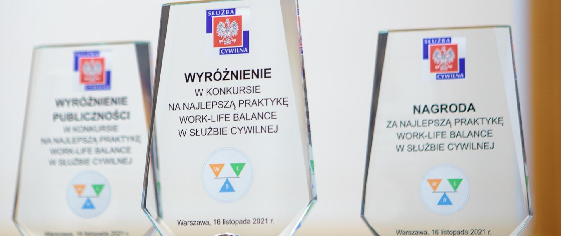 Statuetki dla laureatów Konkursu Szefa Służby Cywilnej na najlepsze praktyki work-life balance w służbie cywilnej