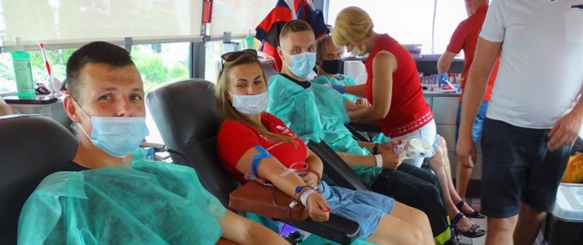 Strażak oczekuje na oddanie krwi w krwiobusie