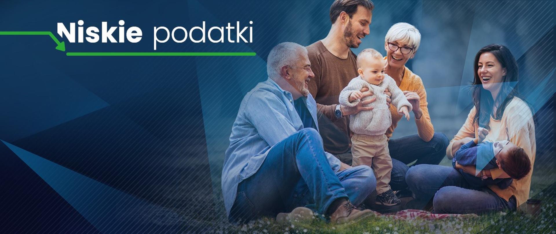 Uśmiechająca się rodzina siedząca na trawie