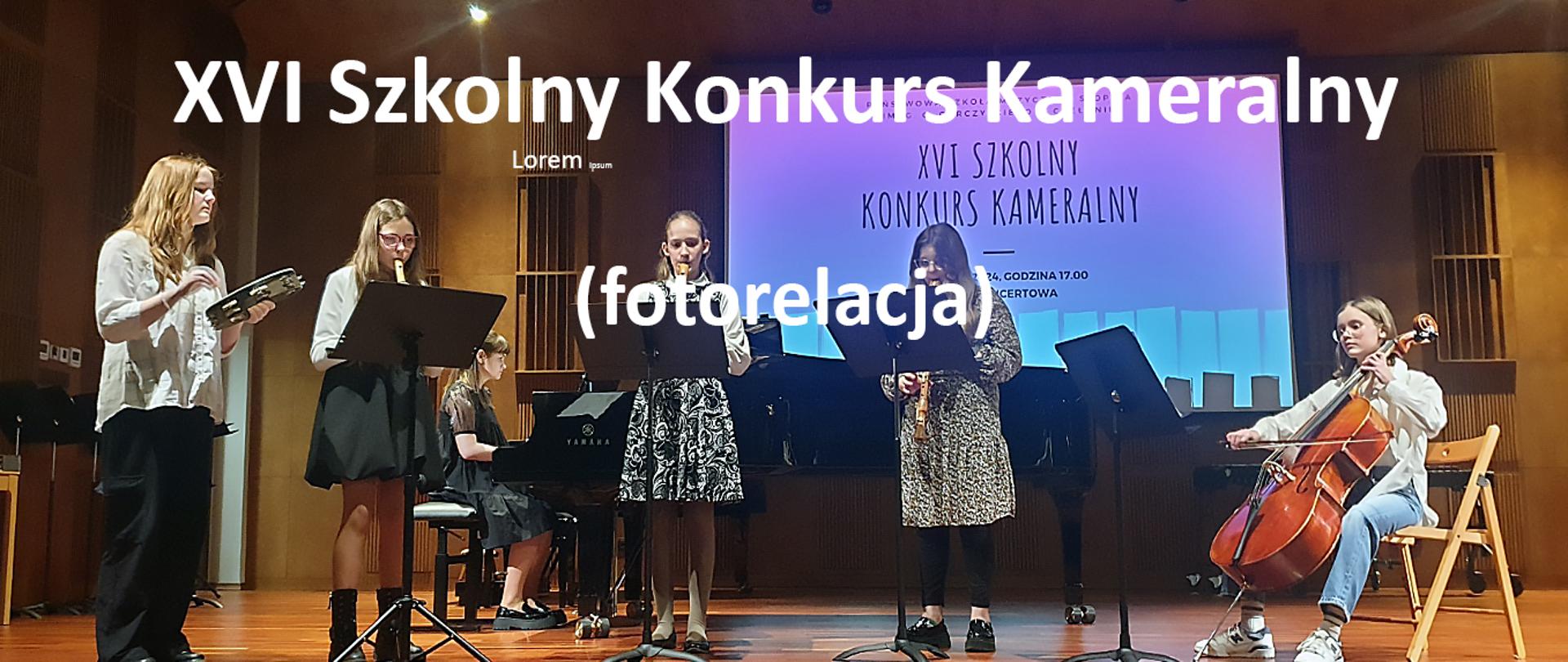 Uczniowie, uczestnicy Szkolnego Konkursu Kameralnego na scenie podczas występu. Napis: XVI Szkolny Konkurs Kameralny.