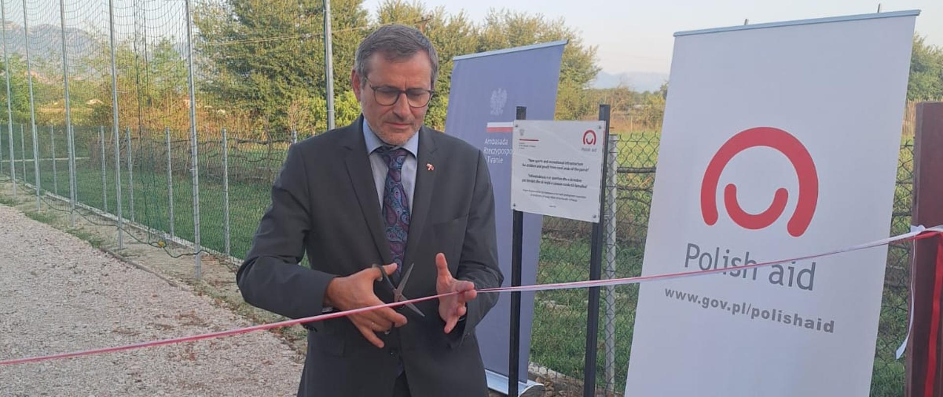 Chargé d'affaires RP Wojciech Unolt przeciął wstęgę, uroczyście otwierając obiekt