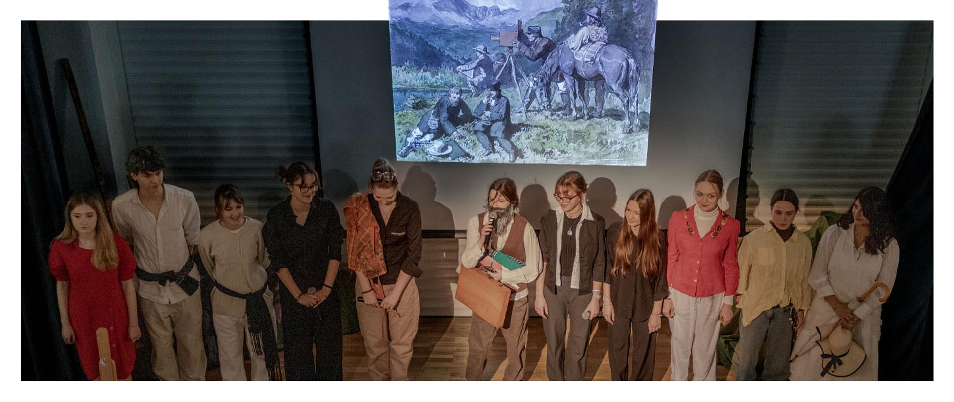 W dniu 25 lutego 2026 roku w Państwowe Liceum Sztuk Plastycznych im. Wojciecha Gersona odbyły się uroczyste obchody Dnia Patrona, poświęcone postaci Wojciecha Gersona – wybitnego malarza, pedagoga i jednego z najważniejszych przedstawicieli polskiego realizmu XIX wieku.
fot. Jagoda Orpel