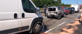 Na zdjęciu znajdują się samochody po zderzeniu. Widoczne są ślady wycieków.