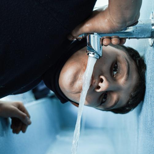 chłopiec pije wodę 