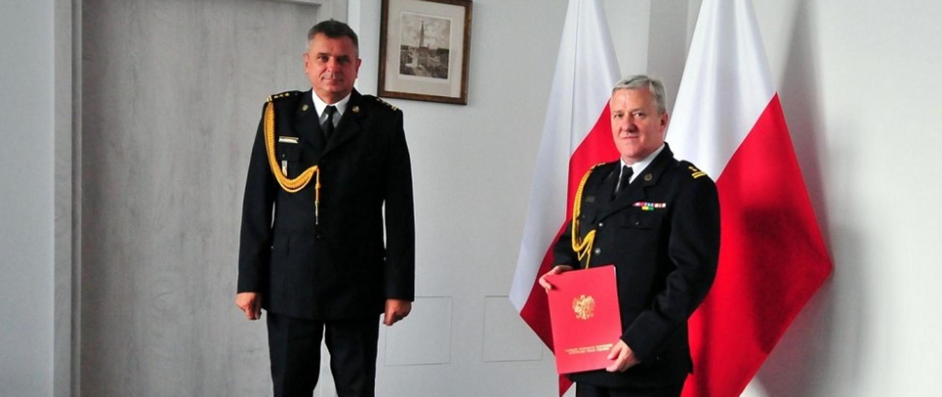 27 sierpnia 2020 roku w siedzibie Komendy Wojewódzkiej Państwowej Straży Pożarnej w Gdańsku pomorski komendant wojewódzki PSP st. bryg. Piotr Socha wręczył akt powołania:
bryg. Januszowi Leszczewskiemu – na stanowisko komendanta powiatowego PSP w Nowym Dworze Gdańskim